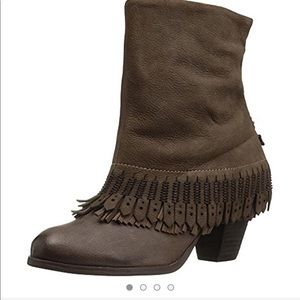 NAUGHTY MONKEY SWING LOW FRINGE LEATHER BOOTS 7